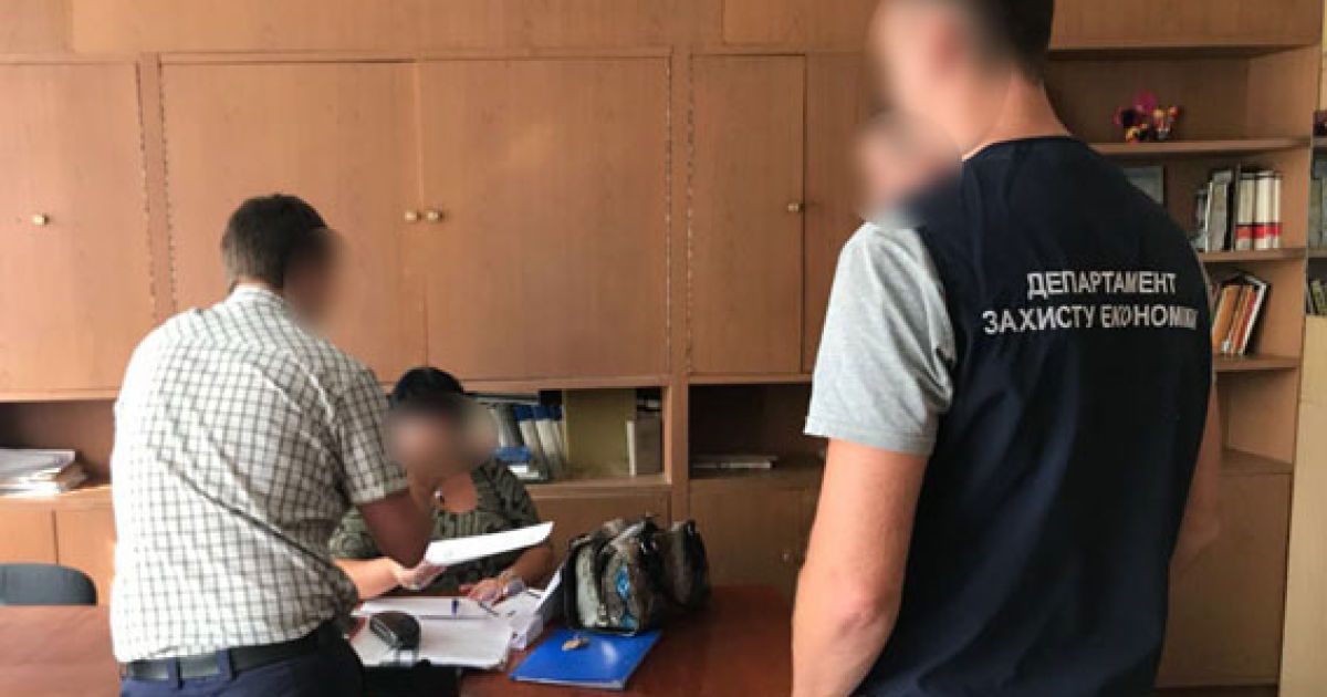 У Кривому Розі затримали на хабарі викладачку інституту