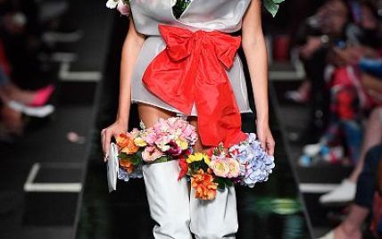 Милая в цветах и дерзкая в косухе: 16-летняя Кайя Гербер на подиуме показа бренда Moschino