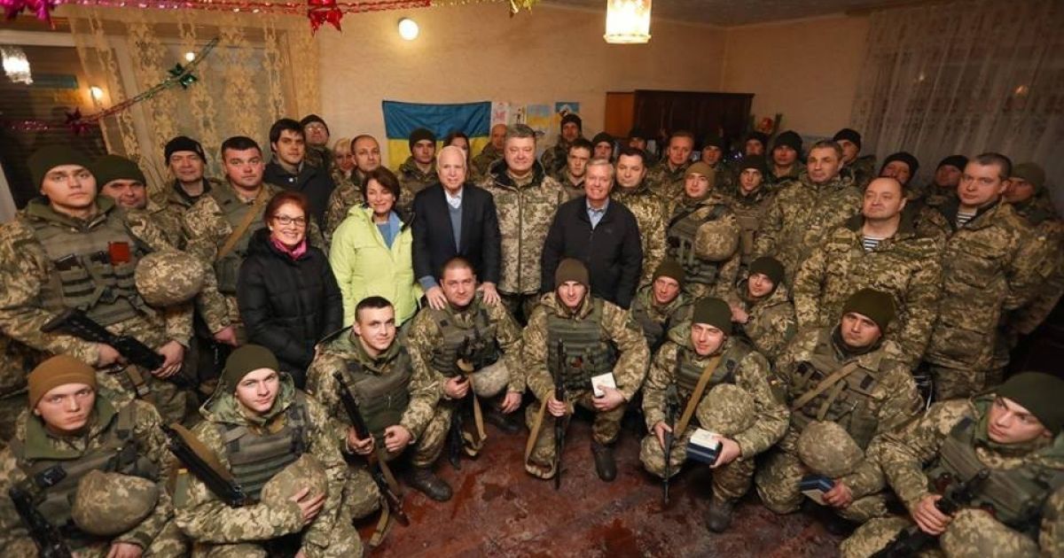 Президент передал пограничникам новое оборудование, технику и вооружение