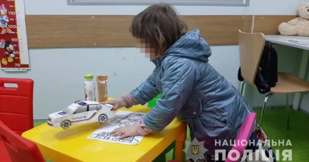 У Києві уночі знайшли трирічну дівчинку у багатоповерхівці / © Полиция Киева / Facebook
