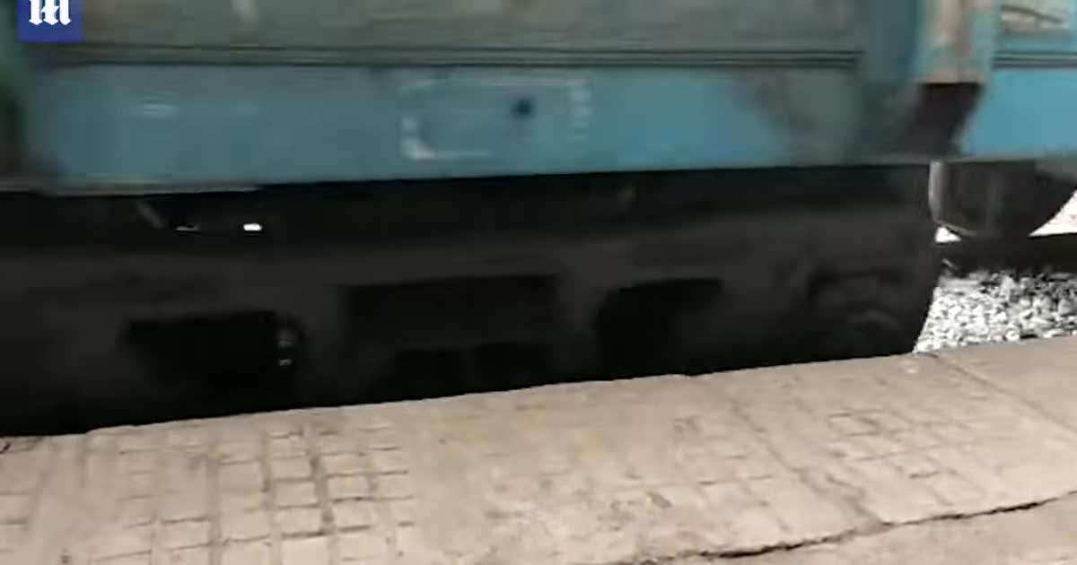 В Індії жінка лягла під поїзд, щоб врятувати своє життя