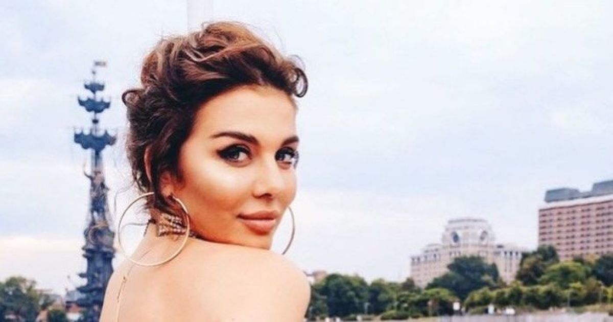 Анна Седокова в красном купальнике похвасталась стройными ногами
