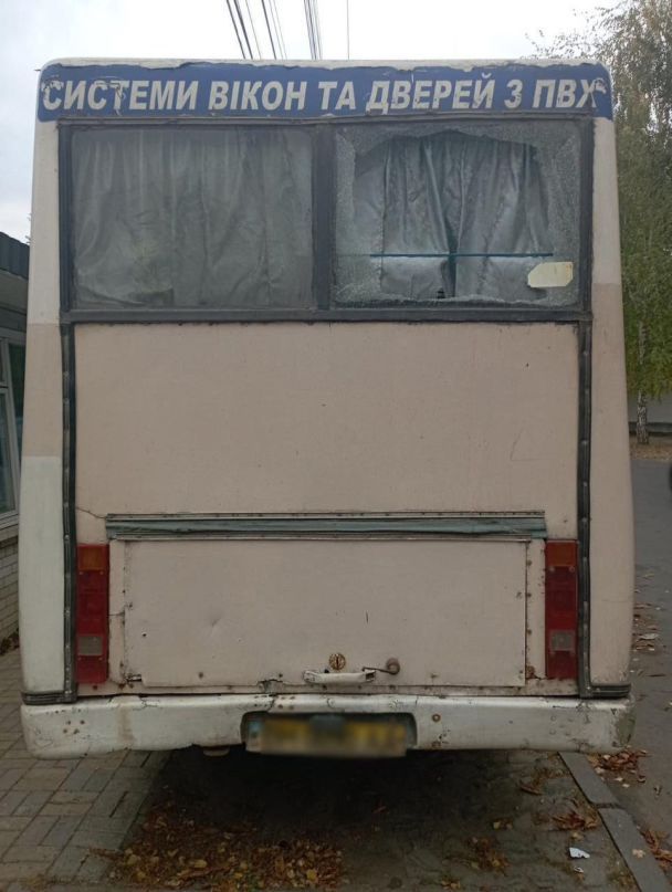 Росіяни скинули вибухівку на автобус / Фото: Сумська ОВА