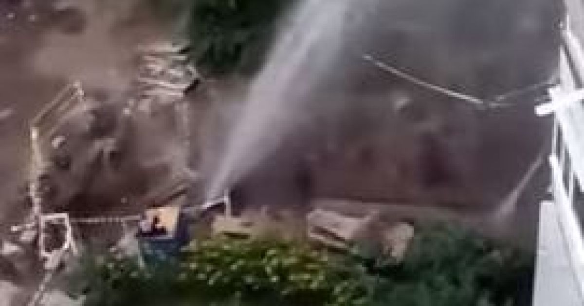 У Харкові ефектно прорвало водопровід: крижаний фонтан дістався 7-го поверху житлового будинку