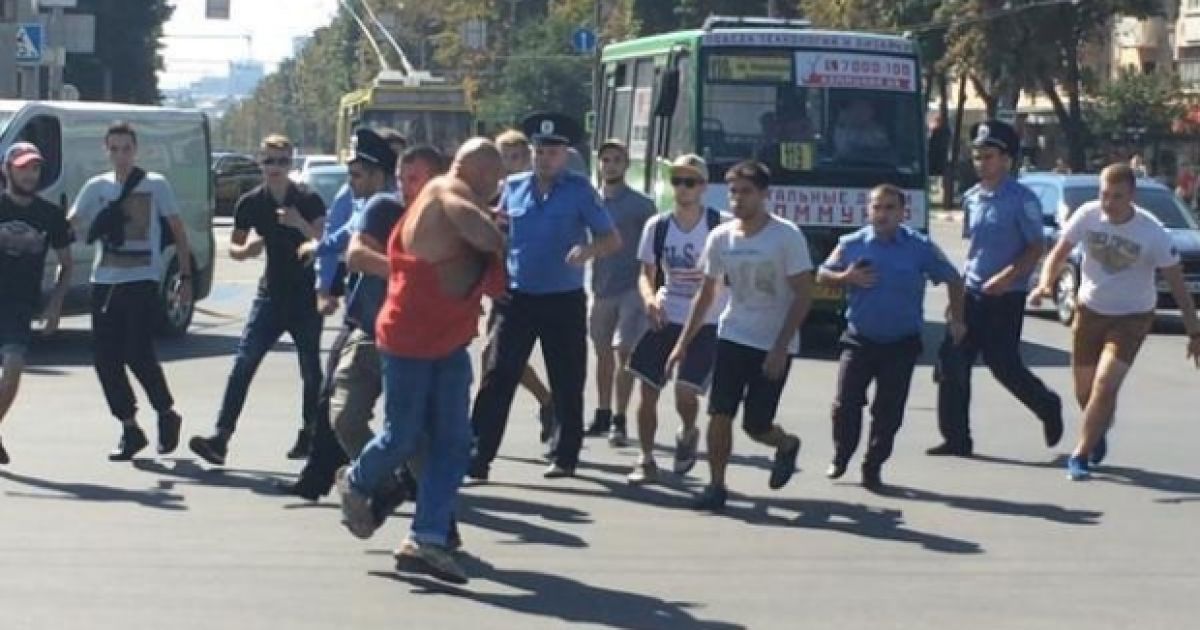 В Харькове набросились на мужчину с футболкой "СССР" / © twitter.com/itsector
