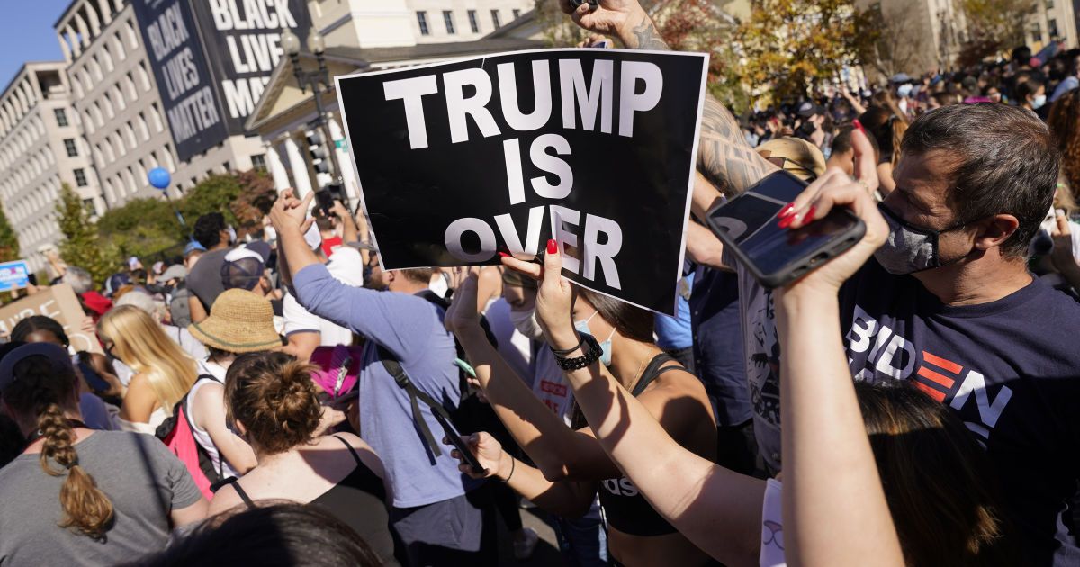 Если суды не помогут: СМИ озвучили условия мирной передачи власти в США