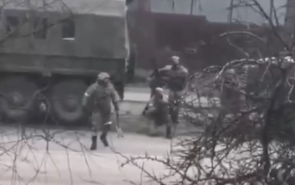 В Дымере Киевской области сняли на видео выгрузку российских военных