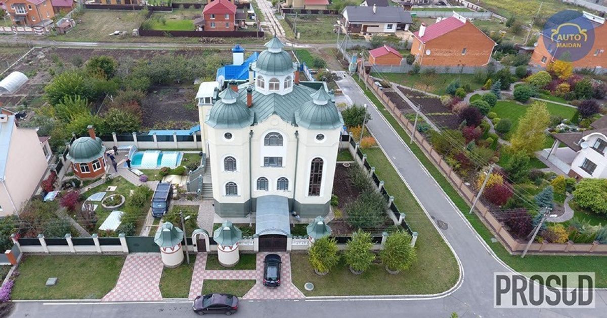 Полтавський суддя живе у величезному будинку у вигляді церкви