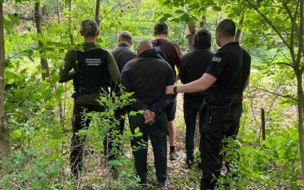 Зарабатывали 10 тыс. евро: на Буковине работник лесхоза с сообщниками переправляли мужчин за границу