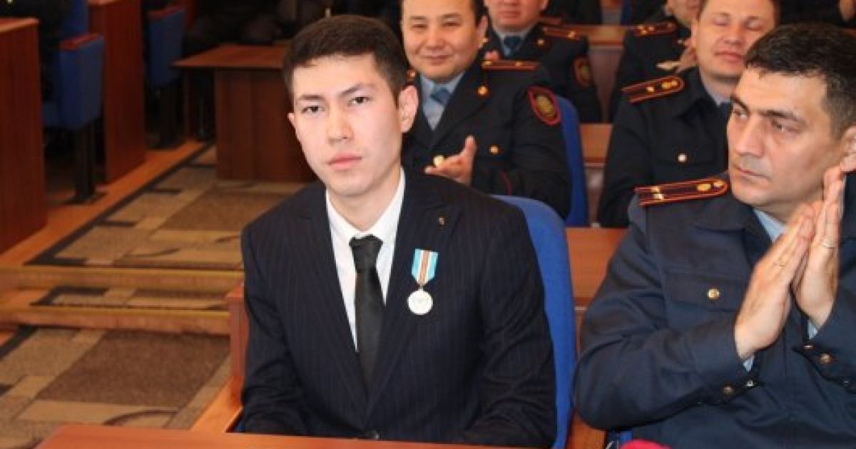 Прикрыл собой беременную женщину: в Казахстане наградили одного из пассажиров самолета, который разбился под Алматы
