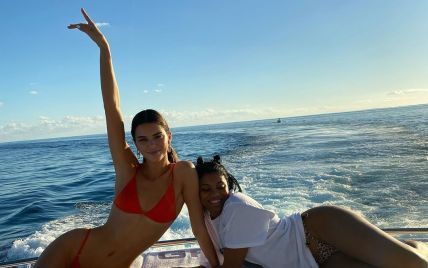 В красном бикини на яхте: Кендалл Дженнер поделилась снимком с отдыха