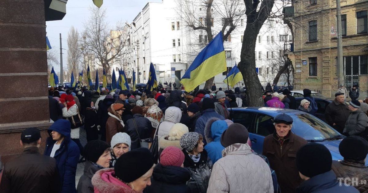 Под офисом 1+1 "митингуют" пенсионеры и титушки. Зачем пришли и чего требуют - большинство не знает