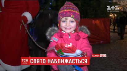На Приморському бульварі для одеситів та гостей міста розклали святкові новорічні столи