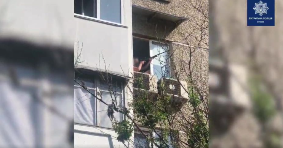 Стрелял из окна квартиры: в Киеве задержали мужчину с винтовкой (видео)