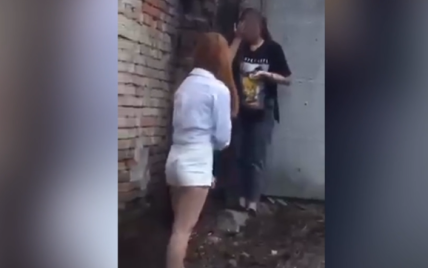 Под Киевом девушки били подругу и грубо ругались при младенце (видео)