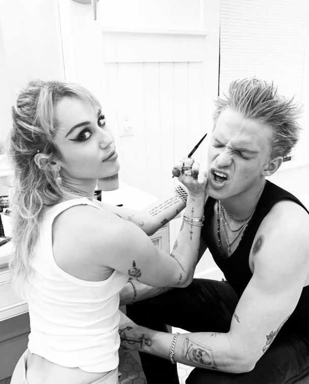 Майли Сайрус с бойфрендом / © instagram.com/mileycyrus