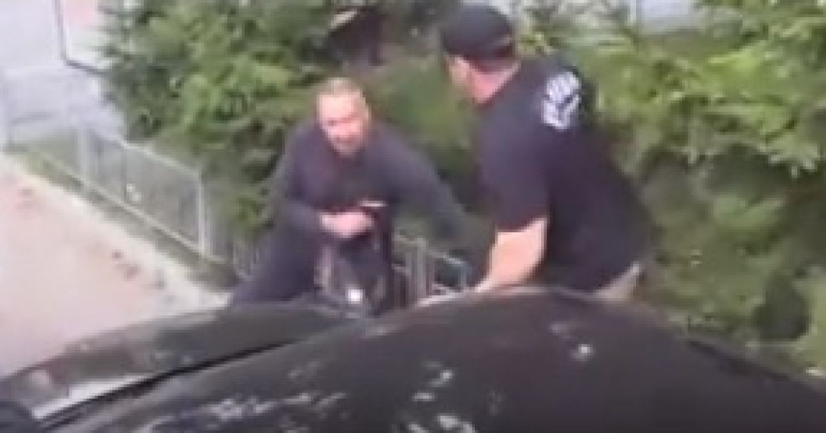 "Вон отсюда, москаль!": под российским посольством в Киеве избили избирателя Госдумы