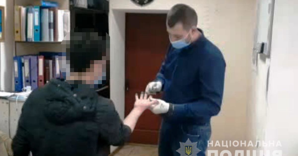 Розбив скляну пляшку і погрожував дівчині: в Одеській області затримали молодого грабіжника