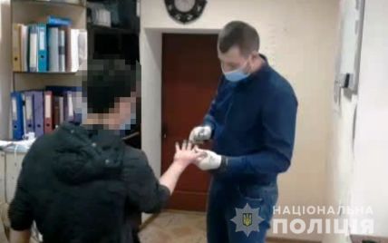 Розбив скляну пляшку і погрожував дівчині: в Одеській області затримали молодого грабіжника