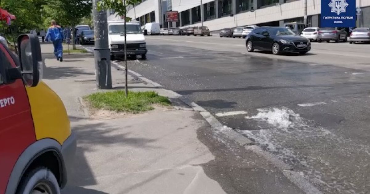 "Гейзер" у вокзала: в Киеве снова прорвало трубу