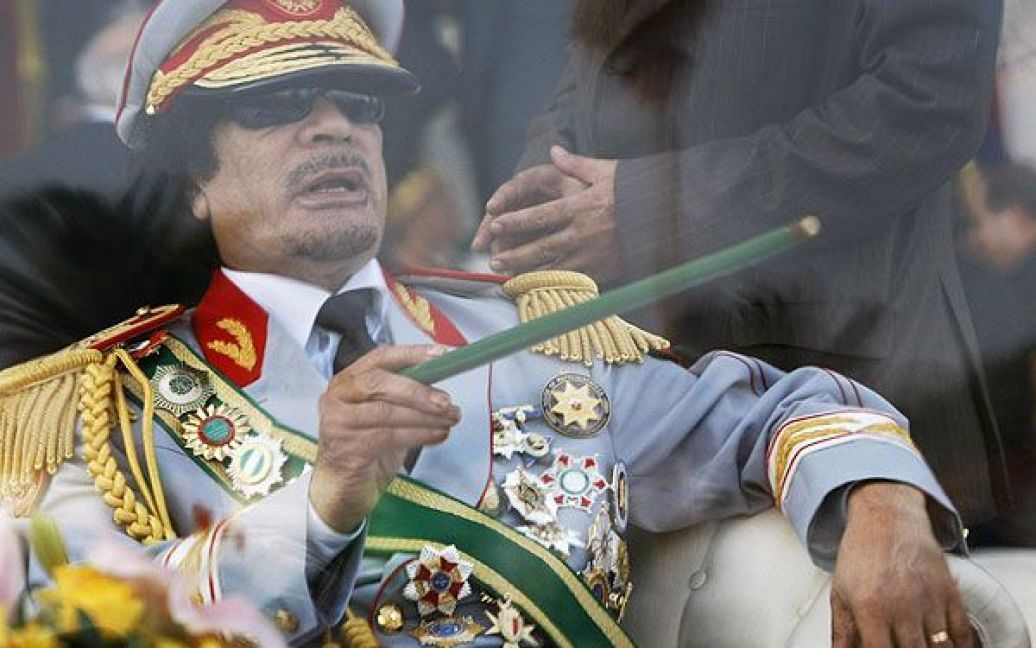 Каддафі дивиться військовий парад у Тріполі. 2009 рік. / © AFP