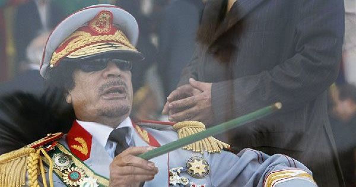 Каддафі дивиться військовий парад у Тріполі. 2009 рік. / © AFP