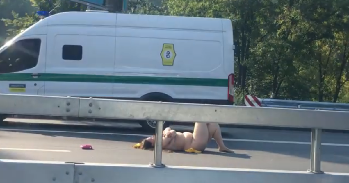 "Искала любовь". В Киеве обнаженная женщина улеглась посреди трассы, а потом запрыгнула на крышу авто
