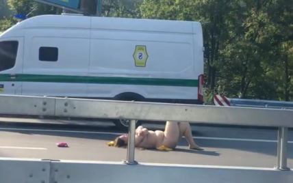 "Искала любовь". В Киеве обнаженная женщина улеглась посреди трассы, а потом запрыгнула на крышу авто