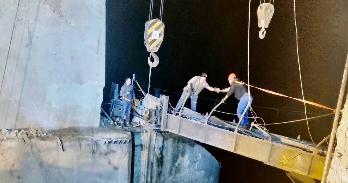 Kryvyi Rig Emergency Services Have Beeb Working All Night Long to Curb the Flooding in the City: What’s Going On at the Missile Strike Site (Photo)