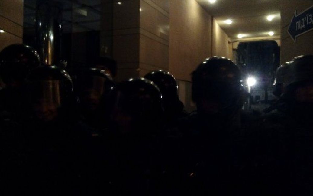 Возле офиса Ахметова второе воскресенье подряд происходят беспорядки. / © twitter.com/VilniyU