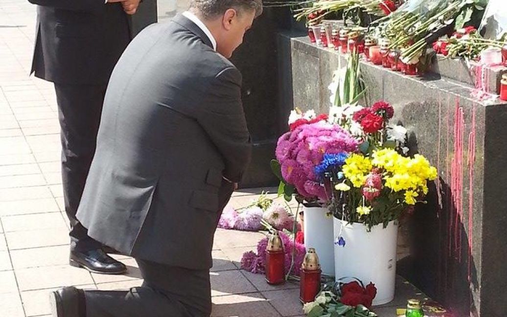 Порошенко поставил свечу в память трагических событий возле Рады / © Фото Инны Боднар/ТСН
