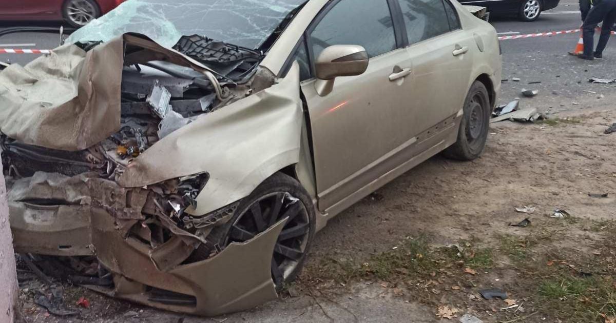 У Харкові авто влетіло у зупинку: п'ятеро людей постраждали