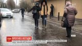 Ночной гололед, порывистый ветер и мокрый снег: синоптики предупреждают о сложных погодных условиях