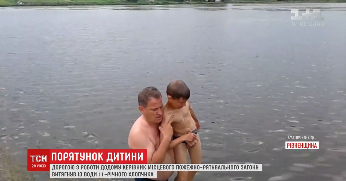 Видео — 11-летний мальчик чуть не утонул в пруду, распутывая леску удочки