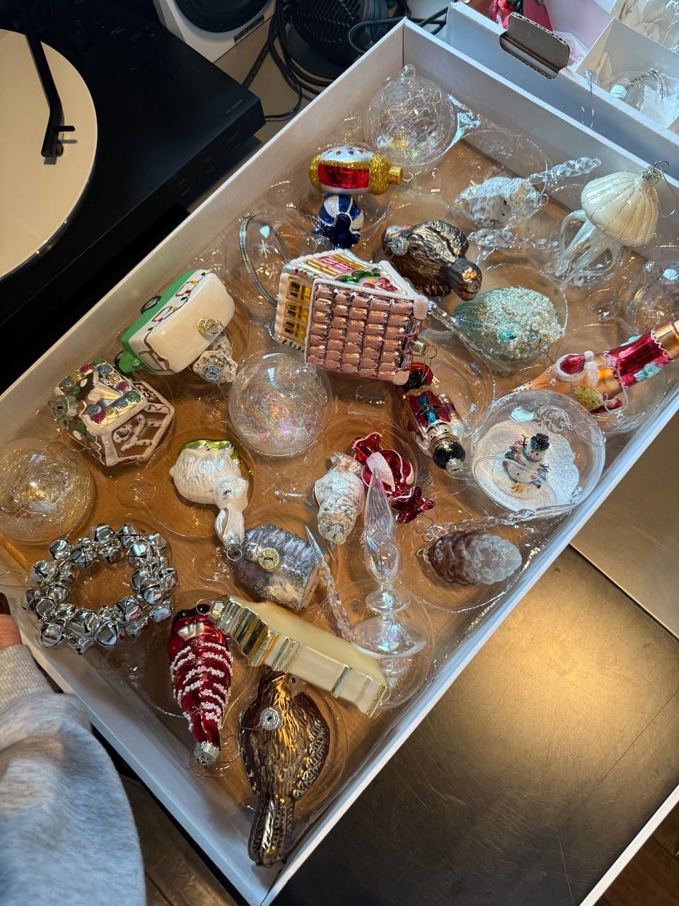 Надя Дорофеева с мужем и детьми украшает елку / © t.me/thisisdorofeeva