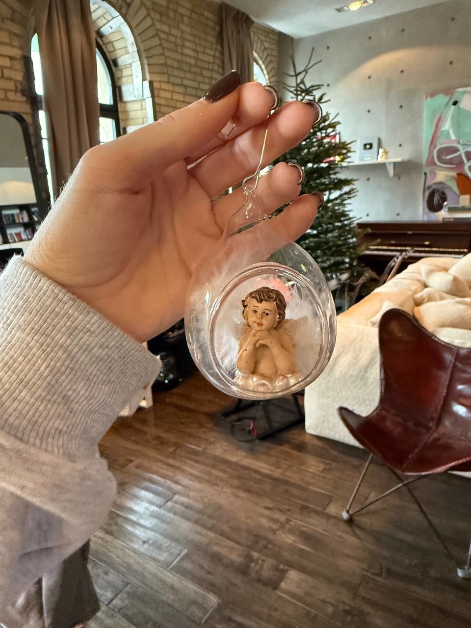 Надя Дорофеева с мужем и детьми украшает елку / © t.me/thisisdorofeeva