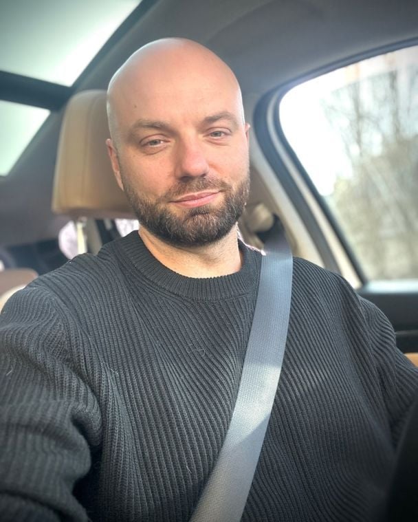 Відомий український ведучий показав свою 95-річну бабусю та зачарував її стильним виглядом