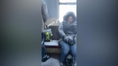 Пасажирів київського метро засипало снігом просто у вагоні