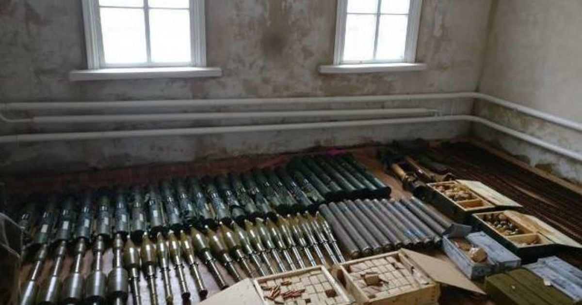 В районе проведения АТО в частном доме обнаружили тайник с большим арсеналом оружия и боеприпасов