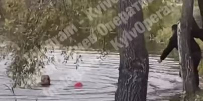 В Киеве франковский полицейский спас ребенка, упавшего в озеро: момент спасения сняли на видео