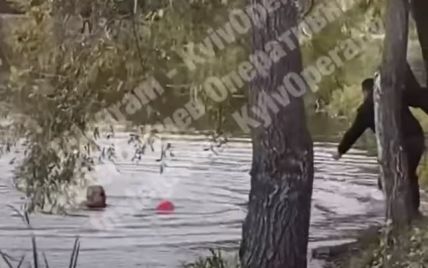 У Києві франківський правоохоронець врятував дитину, яка впала в озеро: момент порятунку зняли на відео