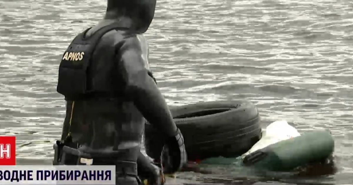 Подготовка к купальному сезону: как водолазы чистили Днепр и столичные пляжи от мусора