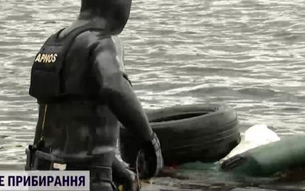 Підготовка до купального сезону: як водолази чистили Дніпро та столичні пляжі від непотребу