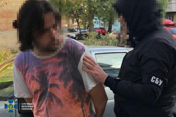Мужчина радовался большому количеству флажков на Майдане Незалежности в честь погибших / © Служба безопасности Украины