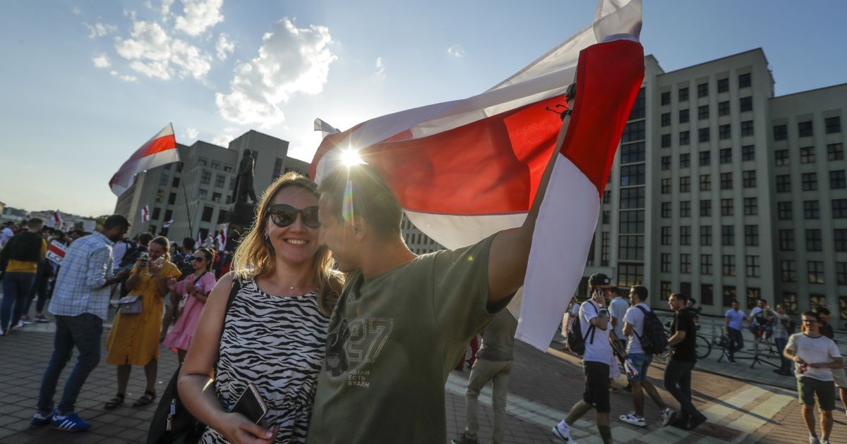 Смерть члена виборчкому, протести під в'язницями та реакція міжнародної спільноти: протести в Білорусі тривають