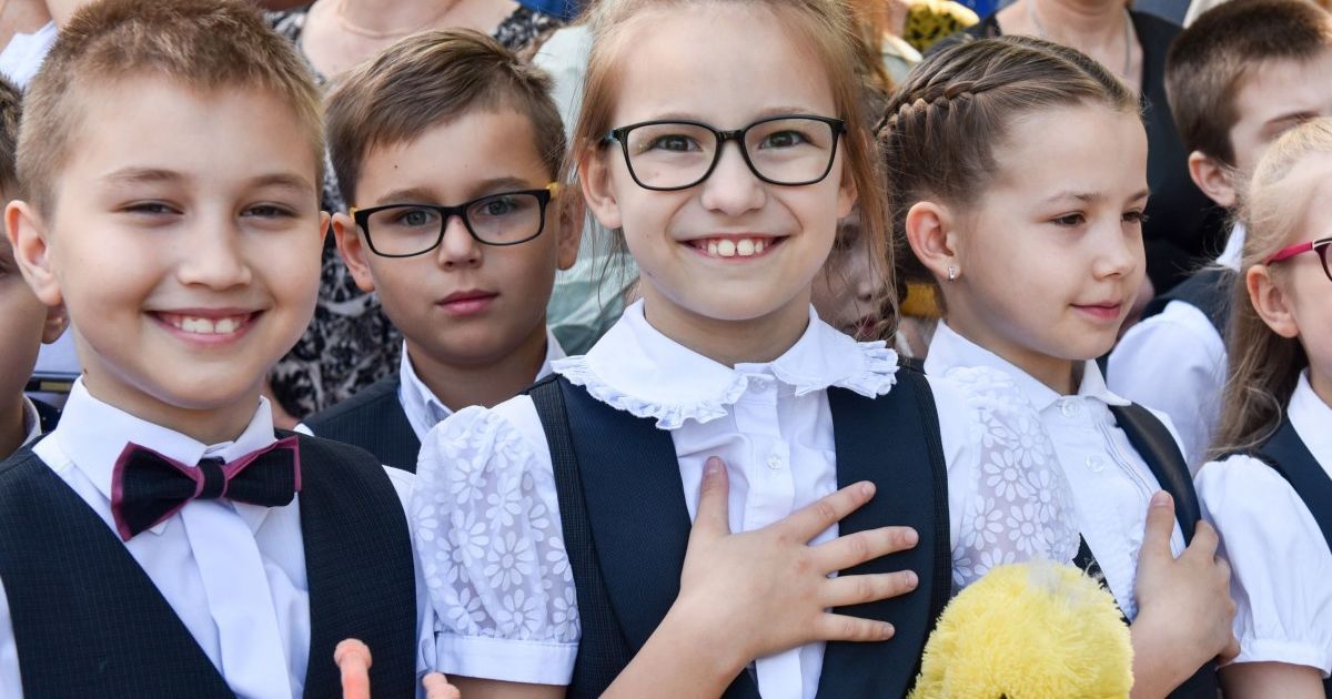 Исполнение гимна перед уроками в столичных школах: суд определит, законно ли решение Киевсовета