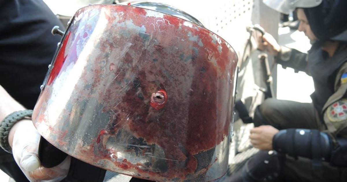 На видео видно момент взрыва и бойца Нацгвардии с окровавленной головой