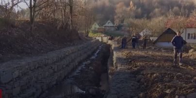 В селі на Прикарпатті збудували нове берегоукріплення: чому селяни обурені