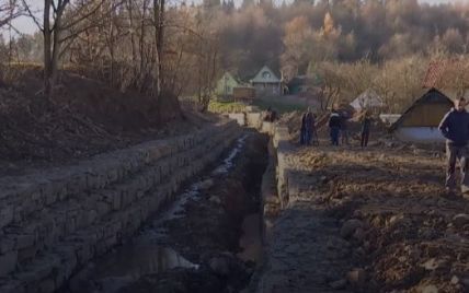 В селе на Прикарпатье построили новое берегоукрепление: почему селяне возмущены