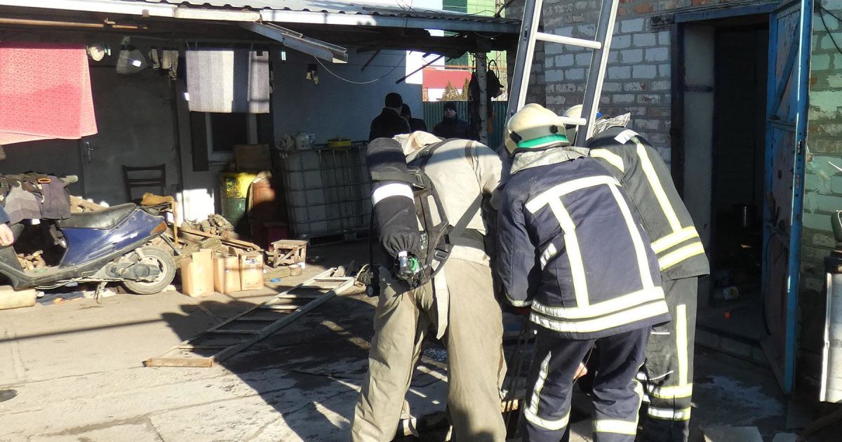 Застрелили, а тело бросили в выгребную яму: под Запорожьем двое мужчин убили и ограбили знакомого